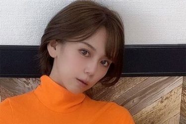 絃花みき、ミニ丈ニットの衝撃チラリ