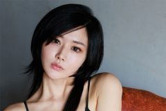 宮藤あどね、凛とした美貌と極上美脚