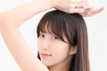 板野優花、ベッド上の艶桃ヒップ