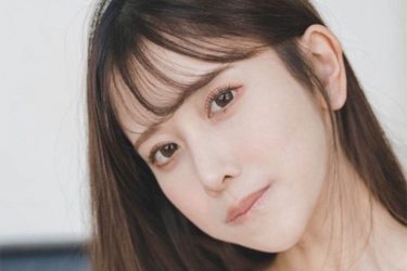 名取くるみ、置きパイとガラス越し美脚