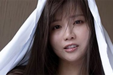 椿木りさこ、シーツと花柄トップ