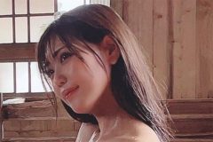 篠原冴美、タオル一枚の艶入浴