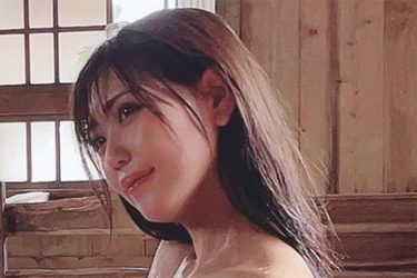 篠原冴美、タオル一枚の艶入浴