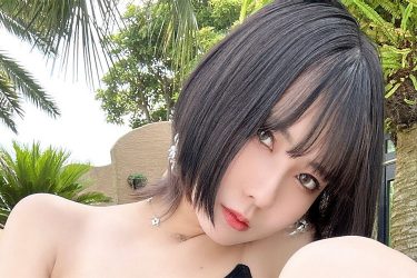 鳴上なごね、強めの大胆開脚