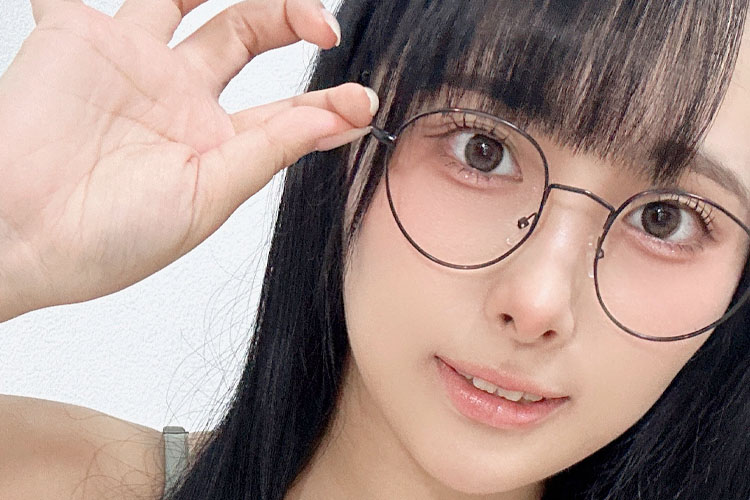 浅川まりな、ドデカ眼鏡っ娘の画像1