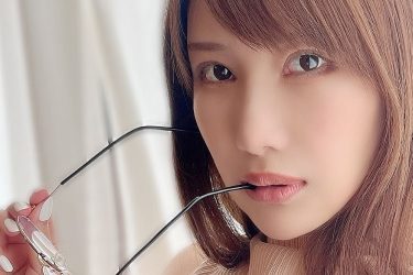 琴井ありさ、クールに艶チラ