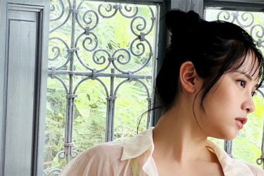 桃月なしこ、麗しき横顔と神ボディ