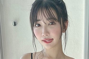 天羽希純、ペロリ&引っ張り誘惑