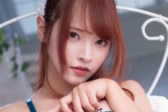 鬼木このは、ベッド上の大胆開脚