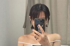 真中つぐ、圧巻ムチムチ自撮り