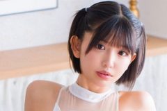 南あみ、テーブル上での大胆競泳水着