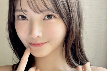 新谷姫加、和室で青ビキニ