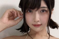 橋本ひかり、大胆V字水着でにっこり