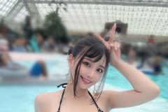 赤羽もも、ピースなビキニショット