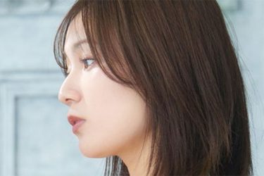 工藤菫、下着姿の麗しき横顔