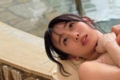 相原美咲、寝そべり大胆開脚