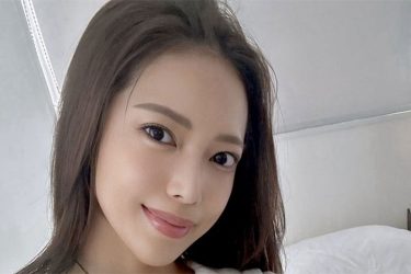 宇佐美なお、ベッド上の大胆ショット