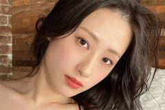 澄田綾乃、ベッド上のクール美女