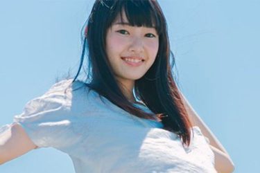 潮見凪紗、風なびく白T＆極上美脚