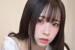 紅羽りお、無防備な胸元