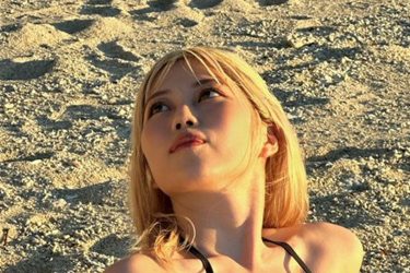 伊織いお、海辺の黒ビキニ美女