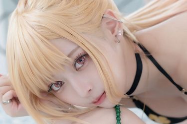 あやリる、艶女豹ポーズ