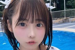 風愛ことり、上から望む美谷間