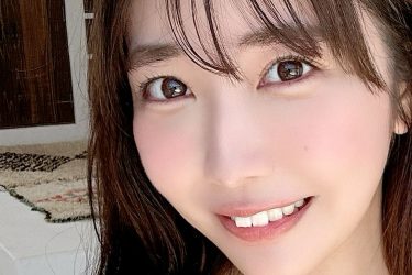 天羽希純、配達員を誘惑