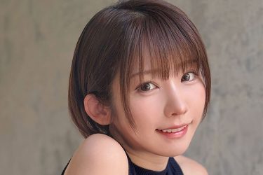 えなこ、脱ぎ掛けメリハリボディ