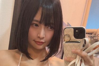 橋本ひかり、生々しく極小三角ビキニ
