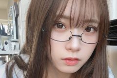 紅羽りお、脱ぎ掛け四つん這い