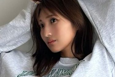 三田悠貴、超ミニ丈スウェット