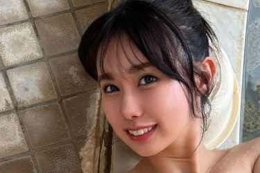 相原美咲、寝そべり美ボディ