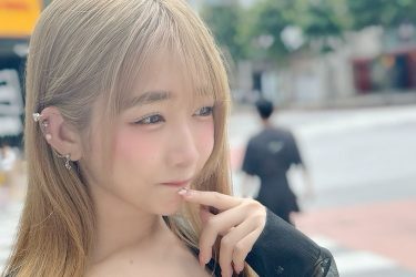 天羽希純、恥ずかしい格好