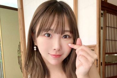 日向葵衣、キュンとする美谷間