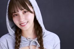花咲楓香、大胆すぎるパーカー娘