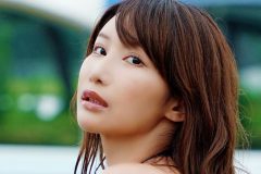 琴井ありさ、プールサイドの曲線美