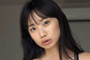 相沢菜々子、黒ランジェリー色香