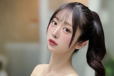 真島なおみ、極上美脚×黒ドレス