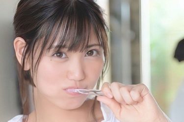 篠原冴美、歯磨き中の大胆美ボディ
