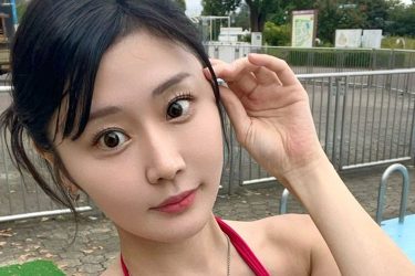 宮藤あどね、夏終わりビキニ