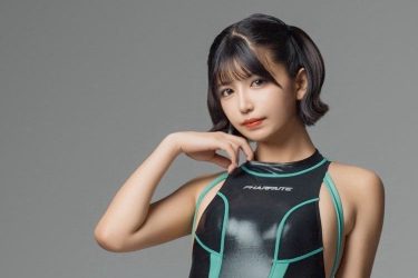 南あみ、圧巻ハイレグ競泳