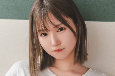 伊関あみ、脱ぎ掛け極上美脚