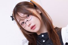 要あい、眼鏡っ子の大胆開脚