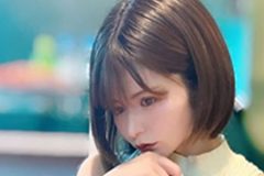 紅羽祐美、ペロンとM字開脚