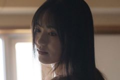 藤原ナミ、暗がりの脱ぎ掛け…