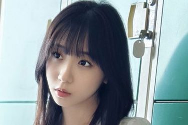 伊織もえ、脱ぎ掛けひらり…