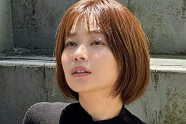 和地つかさ、くり抜きニットバスト