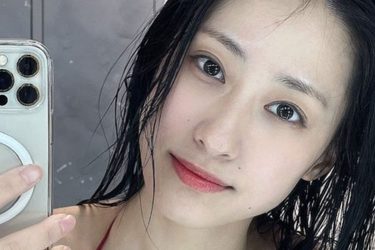 澄田綾乃、鏡越しの艶自撮り