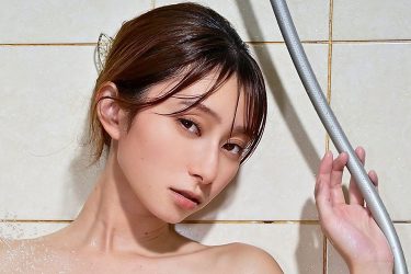 桑田彩、シャワー中の色香